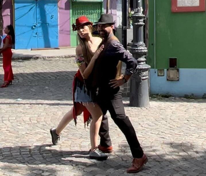 Мастера танго в квартале la Boca  в Буэнос-Айресе дают уроки на каждом повороте, на каждой улочке