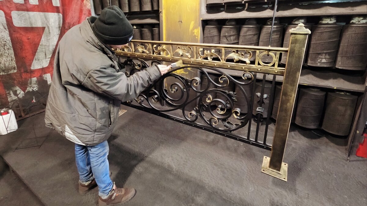 Валентин™ продолжает наносить патину на окрашенное изделие