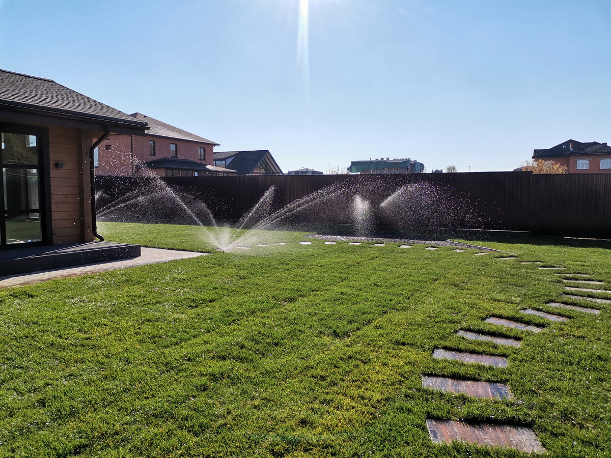 Один из моих собранных объектов только после укладки газона (Московская обл.)