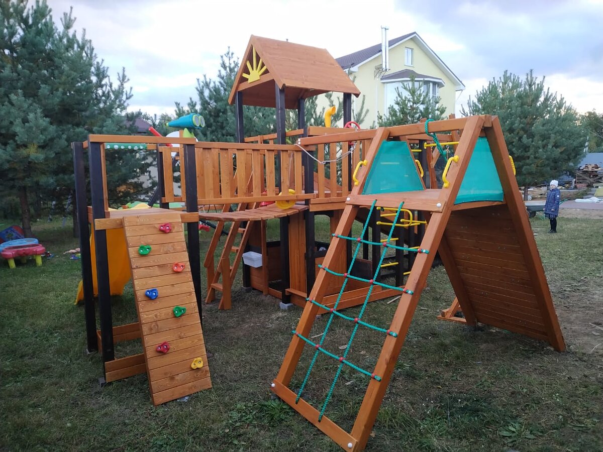 Тут площадка поставлена под наклоном. Заметили? 