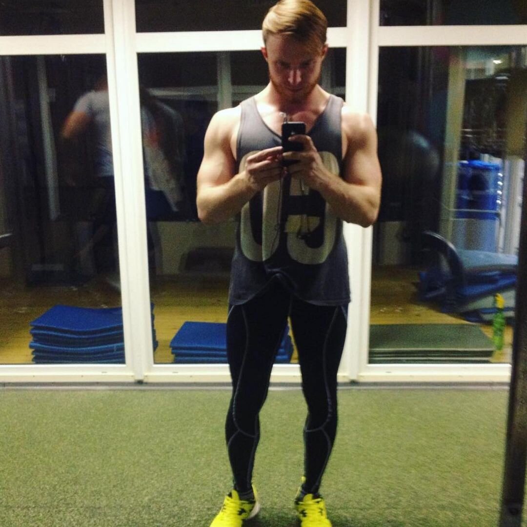 Фигура здорового человека. Не перекаченная, но и не обвисшая. В тренде подтянутое телосложение.