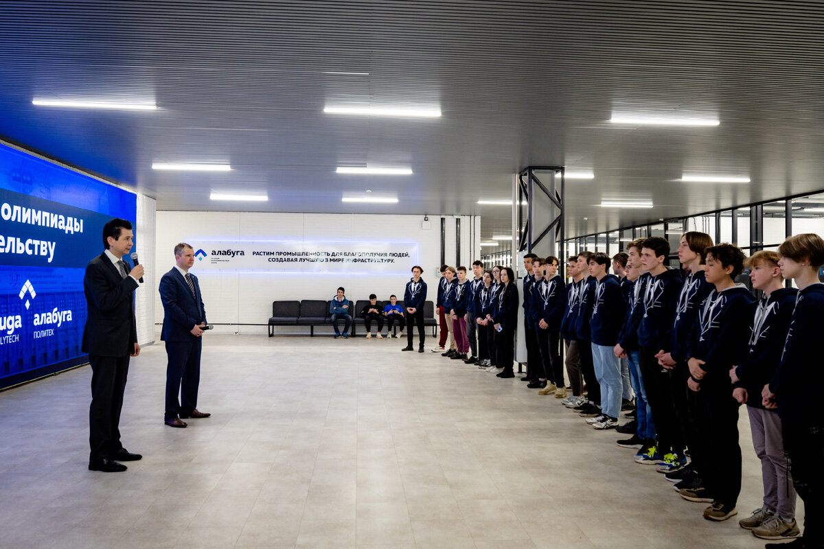 Генеральный директор ОЭЗ «Алабуга»  Шагивалеев Тимур Наилевич и  уполномоченный при Президенте РТ по защите прав предпринимателей Абдулганиев Фарид Султанович на открытии олимпиады