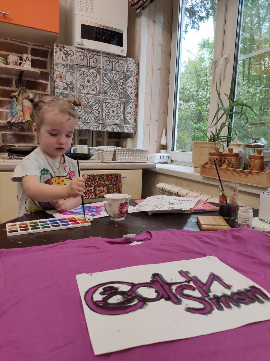 Дочка помогает мне во всём.) 