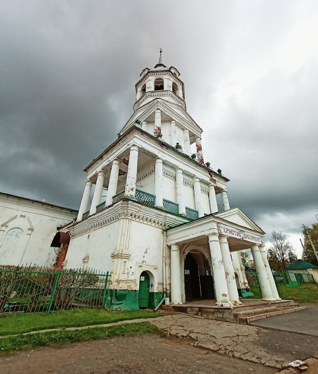 Церковь Троицы Живоначальной, колокольня с главным входом.