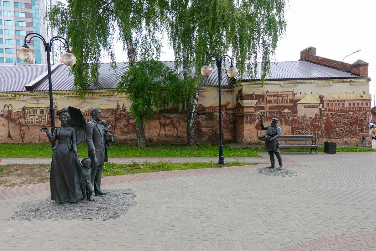 Серпухов. Городская скульптурная композиция "Ярмарка"