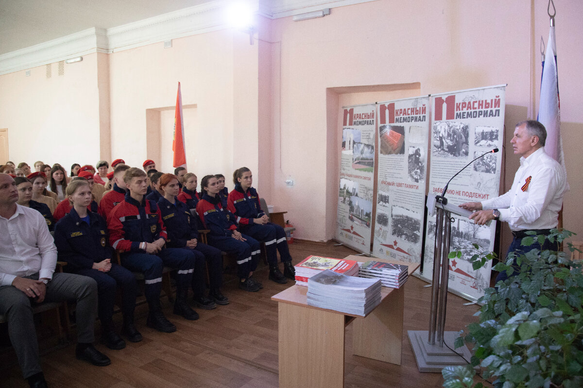 В. Константинов проводит урок патриотизма в Керченском политехническом колледже