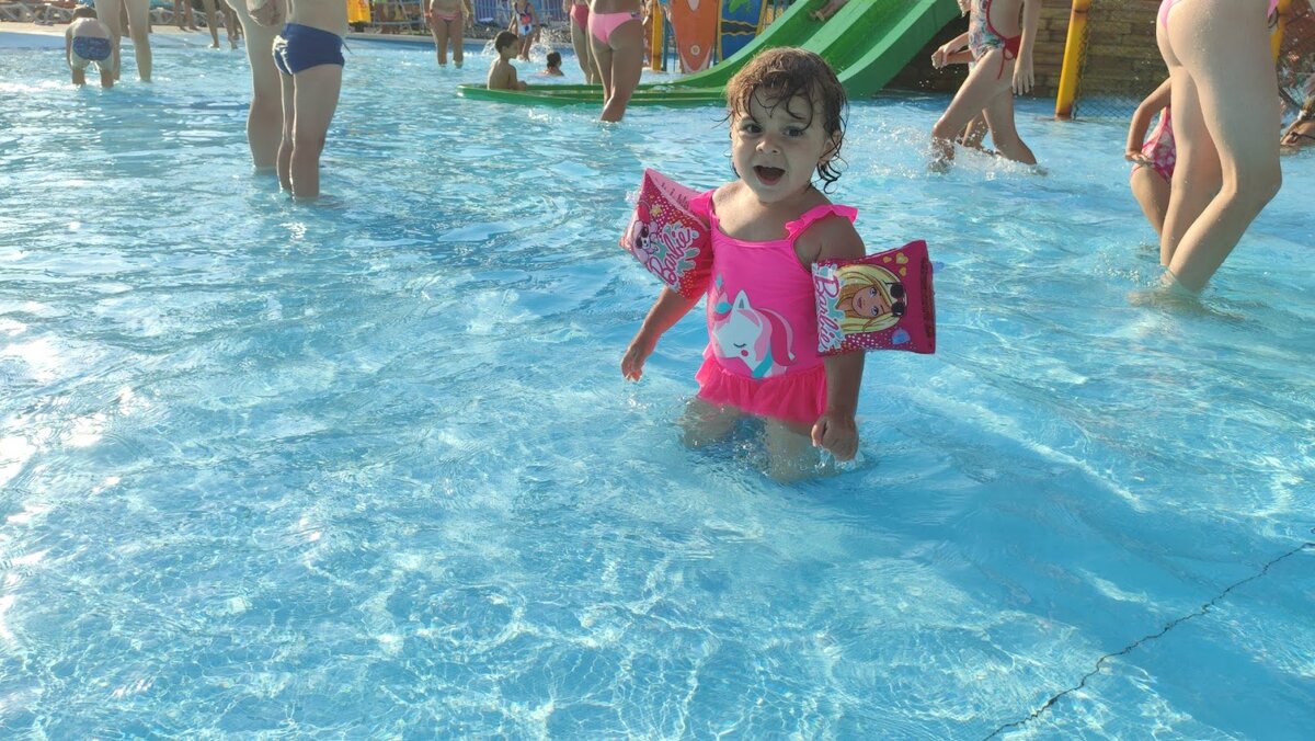 Маленькая Куся в большом аквапарке