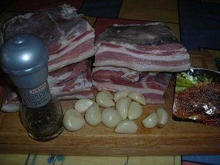 Ингредиенты 
свиная грудинка-1.5кг.
чеснок-1-2головки.
чёрный перец крупного помола
приправа для свинины
соль

Как приготовить

Свиную грудинку разрезать на куски .Чеснок измельчить в блендере или через чеснокодавилку.Грудинку натереть солью, приправой,перцем и чесноком.Дать настоятся около часа. Взять  пакеты вставить один пакет в другой и положить в них грудинку. (У меня было 4 кусочка грудинки, я положила по два кусочка в пакет.)Из пакетов удалить воздух и завязать их. Пакеты с грудинкой положить в кастрюлю с холодной водой,накрыть кастрюлю крышкой, поставить на огонь.( Пакеты при варке не лопнут!) Когда вода закипит, убавить огонь, чтобы вода кипела не сильно. Варить на медленном огне 2 часа. Выключить огонь, и оставить остывать грудинку в воде в которой варилась. Когда остынет, вынуть грудинку из пакетов. Завернуть в фольгу и убрать в холодильник чтобы хорошо охладилась.Лучше на ночь.