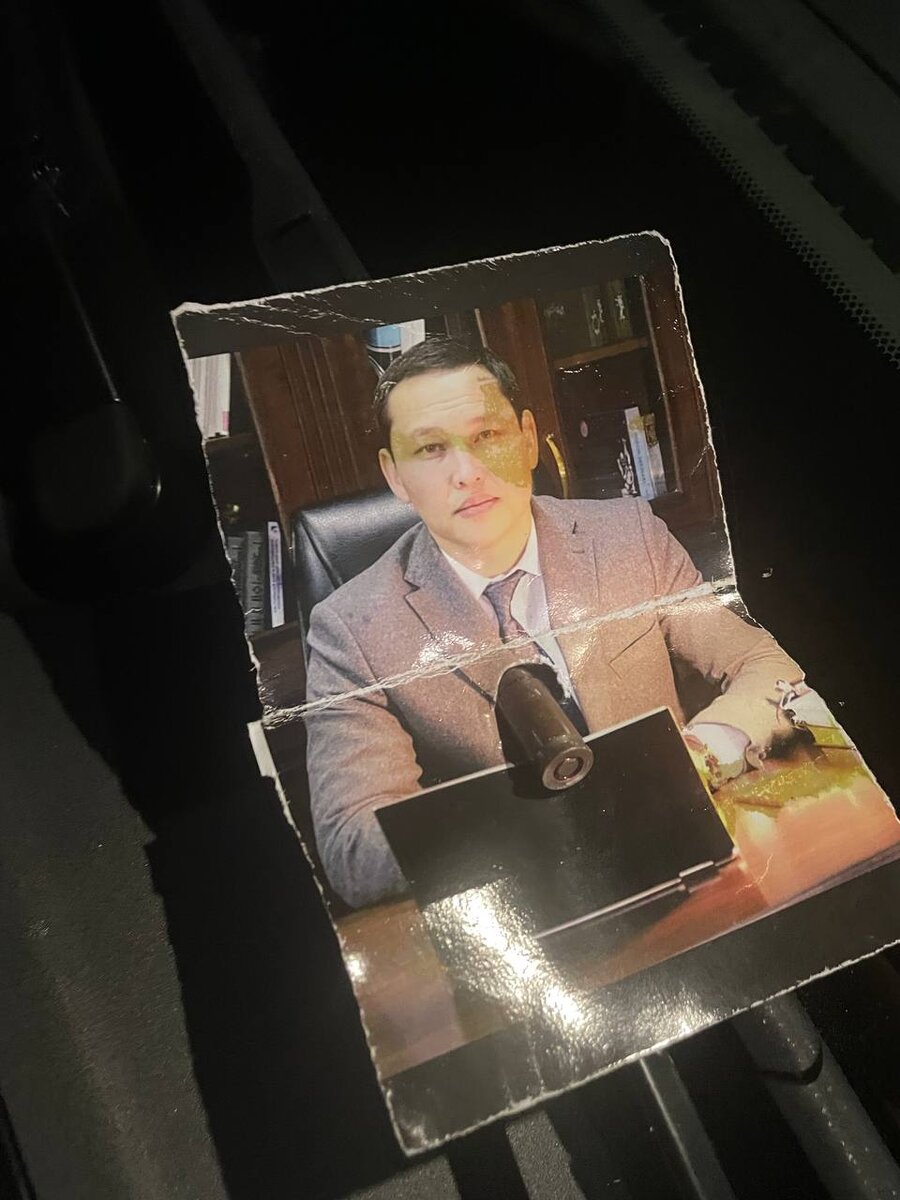 Пуля и фотография, оставленные на лобовом стекле машины Санжара Бокаева/ Источник: Telegram-канал Бокаева. 