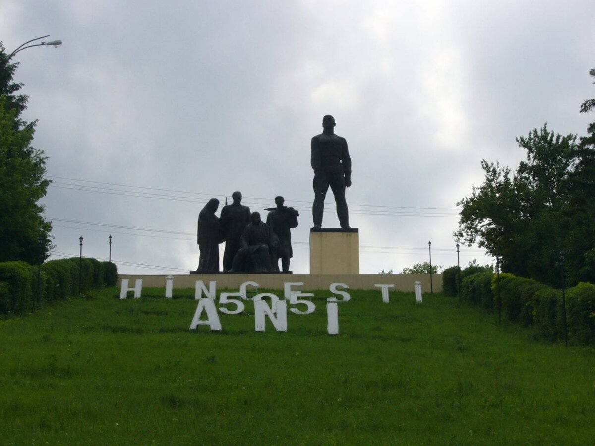 Hîncești, Хинчешты. Кому этот памятник вы чуть погодя узнаете…