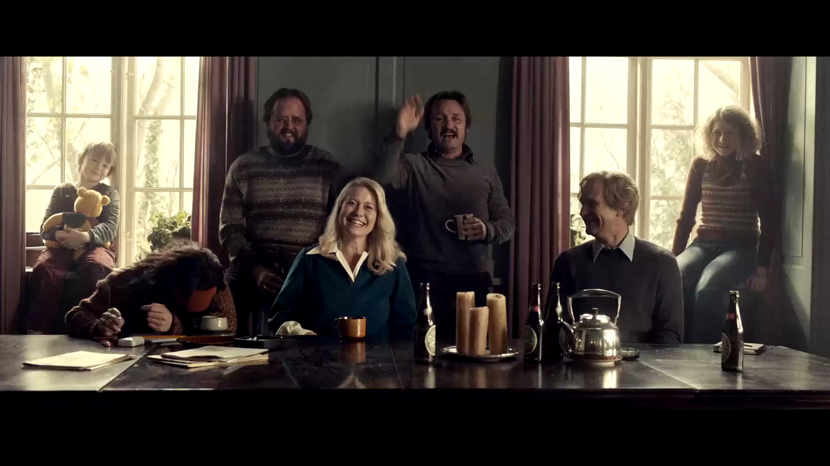 Анна - в центре коммунарского стола. Кадр из фильма.