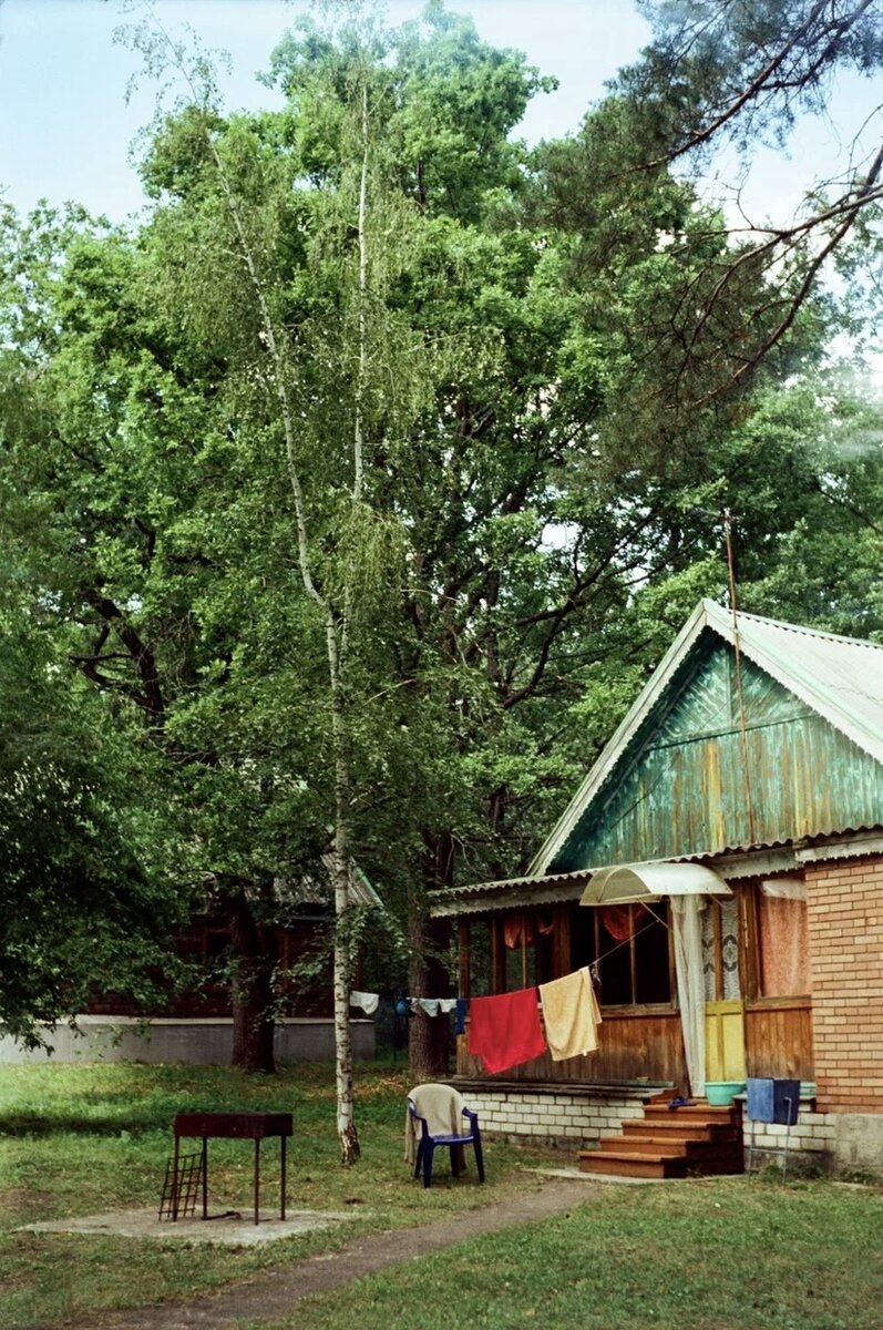 Наш приют на неделю. Крыльцо из кирпича пристроено к деревенскому срубу