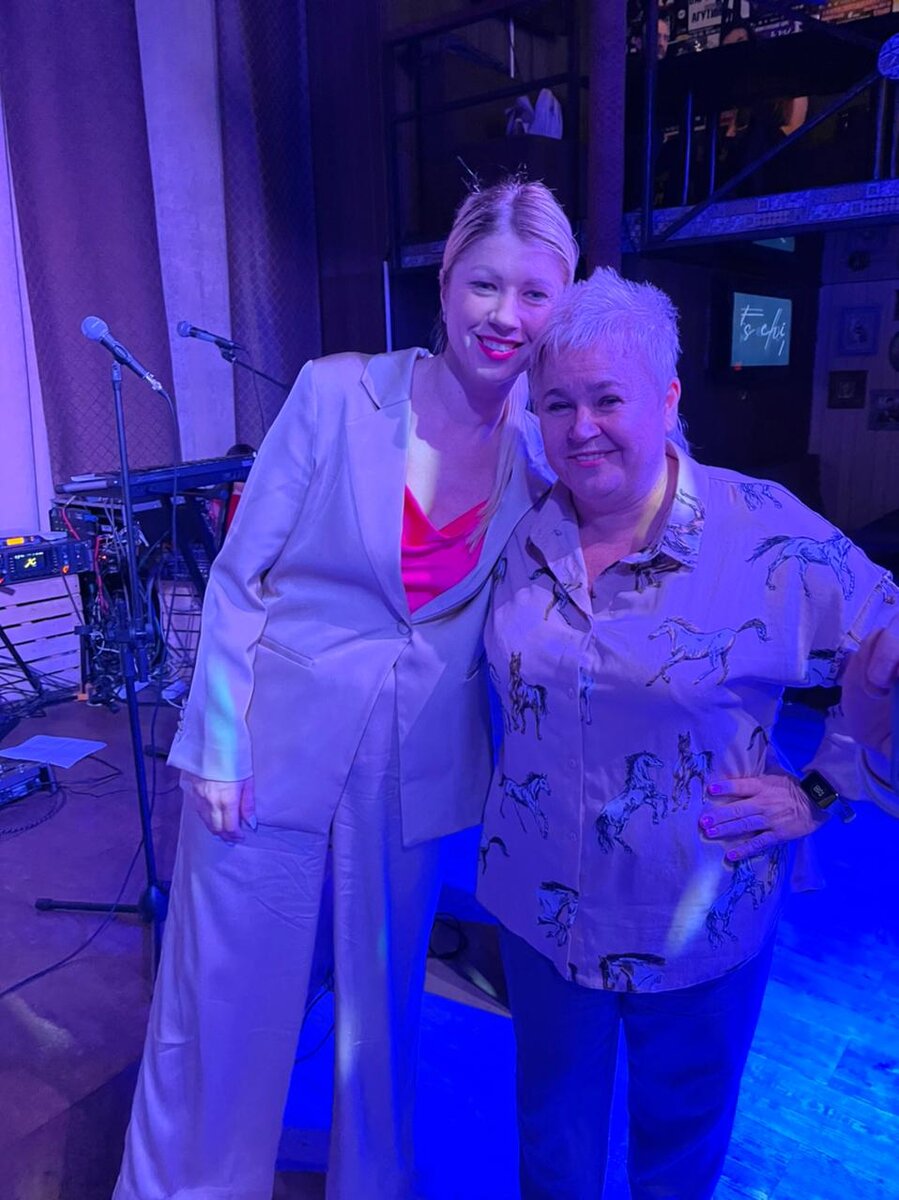 Сейчас и на работе, и на отдыхе у многих из колонок звучат её композиции. Настя – настоящая трудяга, мы с моей дочкой, вокалисткой , знаем Настю много лет, её творческий путь начинался на наших глазах.-4-2