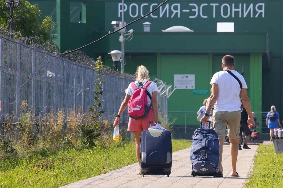     Ленинградская область. Люди в зоне таможенного досмотра на границе с Нарвой (Эстония). Фото: Петр Ковалев/ТАСС