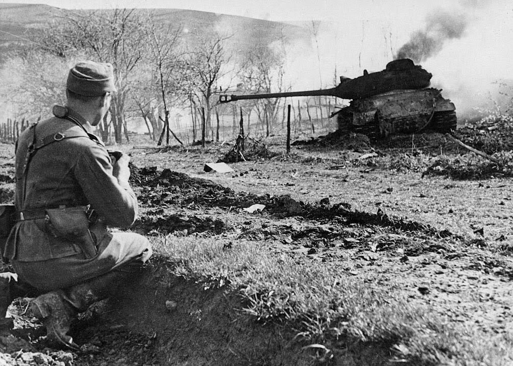 Танк ИС-2 с башенным номером 33 из 6-го гвардейского тяжёлого танкового полка, уничтоженный в апреле 1944 года в Румынии.