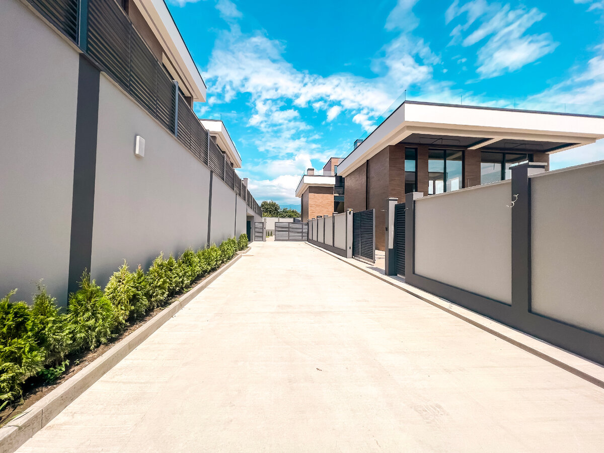 Закрытая территория поселка