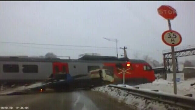     Транспортная прокуратура Удмуртии выяснила детали неординарного ДТП с участием пассажирского поезда и эвакуатора, которое произошло в Ижевске 30 января. Об этом сообщила пресс-служба ведомства.