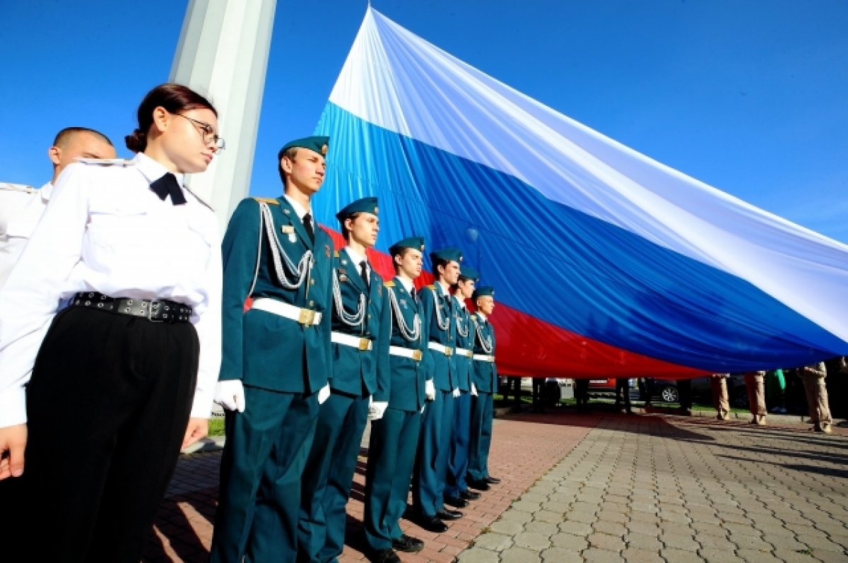    Губернатор Томской области вместе с молодежью поднял флаг России