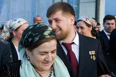    Рамзан Кадыров с мамой - Аймани Кадыровой © РИА Новости