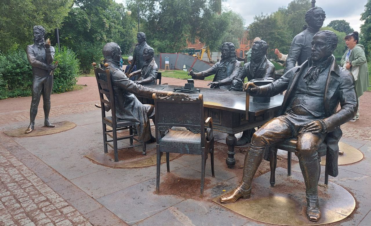 Скульптурная композиция "Зодчие", фото автора, июль 2023г. 
Не поверите, но чтобы сделать фотографию без желающих приобнять зодчих, посидеть у них на коленях и т.д. и т.п., я затратила минут 10... 