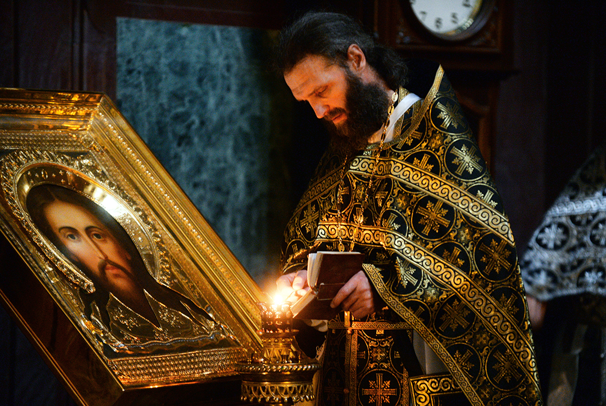 Православный храм. Православные молятся. Священник молится.