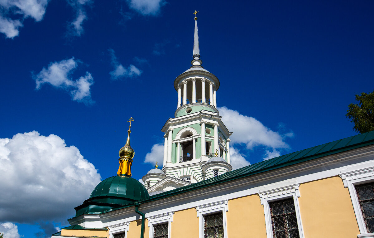 Колокольня Борисоглебского монастыря в городе Торжке. Тверская область. Фото автора статьи (листайте галерею, ещё 1 фото). Публикуется повторно 