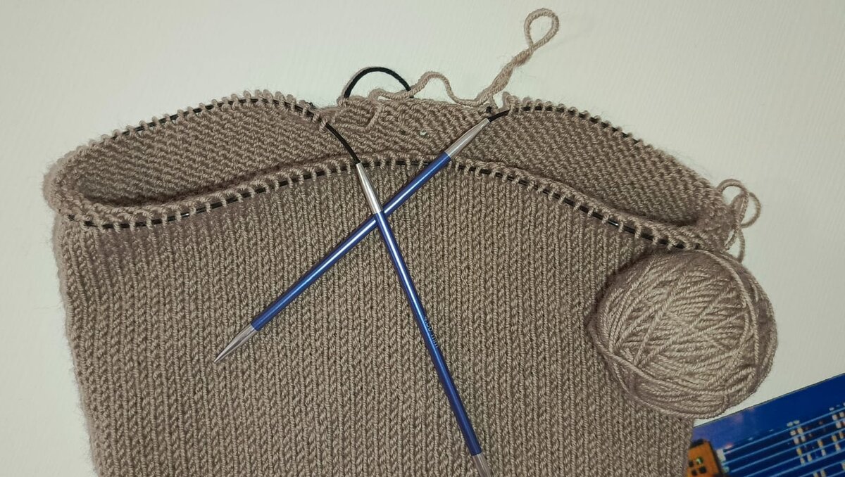 Первое! Я никогда не вязала способом Magic Loop, и в этом был первый ступор.
 
Второе! После того, как я заканчивала вязать рукав, задняя сторона была выше передней(как на фото), и я распускала и заново вязала, и так повторялось больше 5 раз. Но потом меня осенила мысль, обратиться к человеку с большим опытом вязания и спросить, в чем может быть проблема, и моя свекровь, мне подсказала, что все правильно, так как на эту высоту влияют прибавки, которые я делала.

Третье! Из-за того, что у меня нет опыта вязать способом Magic Loop, и нет опыта вязать чулочными спицами, мне пришлось осваивать один из методов, так как была поставлена цель и ее необходимо было выполнить. И я освоила вязание на чулочных спицах (с чем меня можно поздравить)

Четвертое! Я несколько раз распускала, потому что неправильно произвела расчеты. Я пересчитывала несколько раз, и постоянно распускала и перевязывала. А все почему? Потому что, расчет в вязании, для меня всегда был проблематичен, и с первого раза я никогда не попадала в точные цифры. 

Ну а сейчас, у меня уже связан один рукав, и вы его можете лицезреть.
