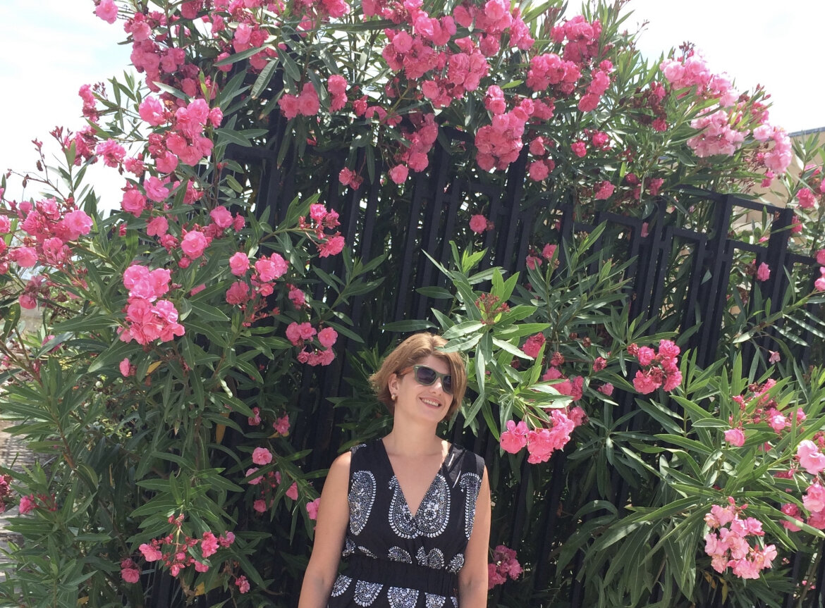 В платье из популярного магазина 😁