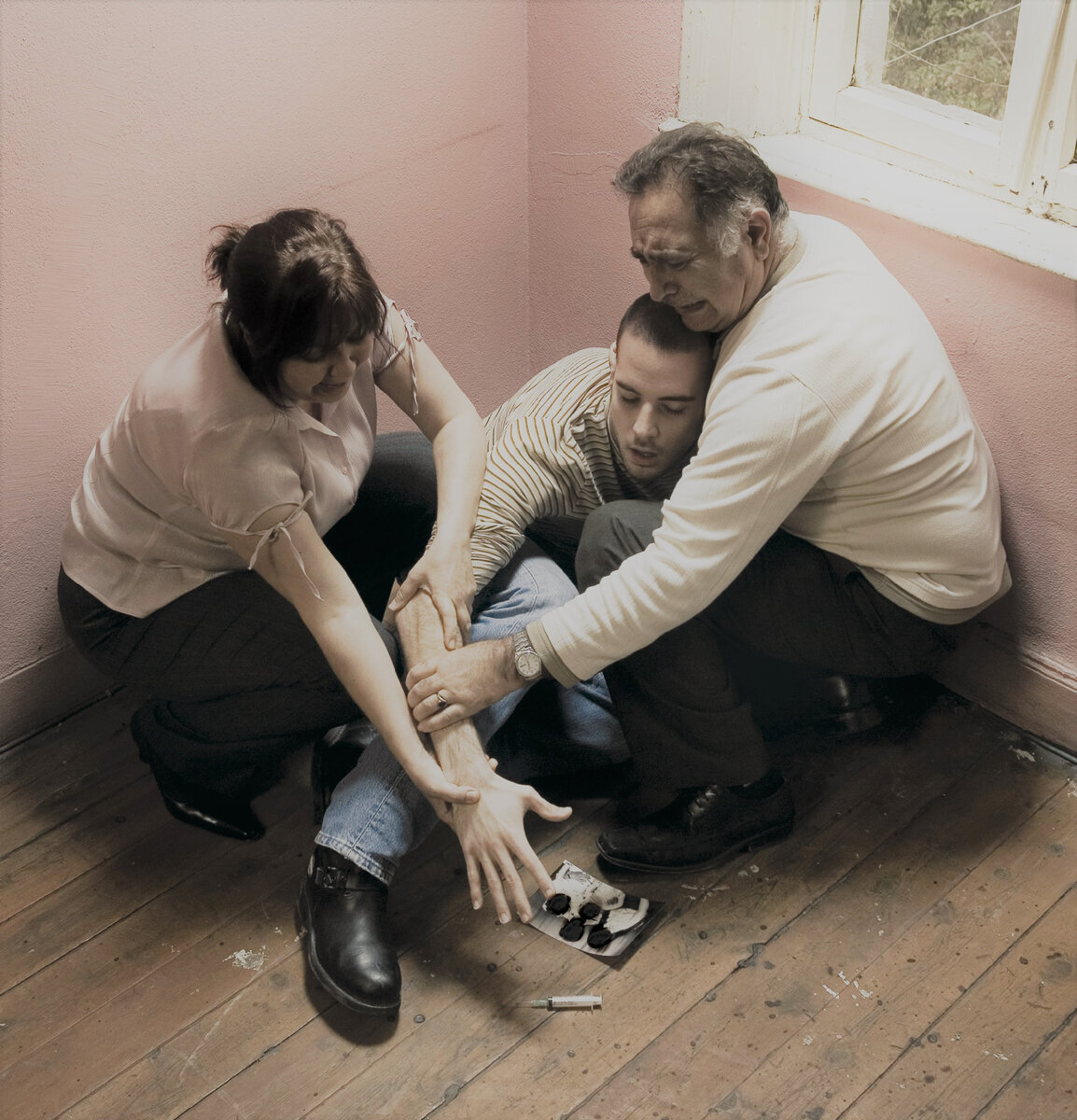 Современный быт. Смешная фотосессия в офисе. Парни убираются в квартире. Предметы для фотосессии. Мужчина играет в приставку.