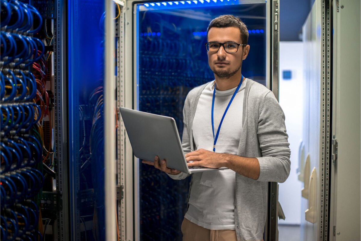 Server standing. Управляющий сервер. Системный администратор в очках. Инженер управляет роботом с планшета. Администратор большой Черниговский.