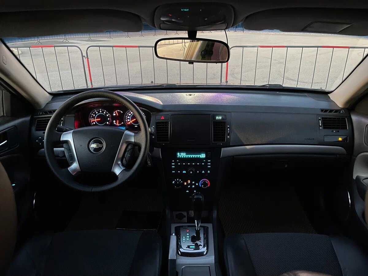 После рестайлинга интерьер сменил панель приборов.