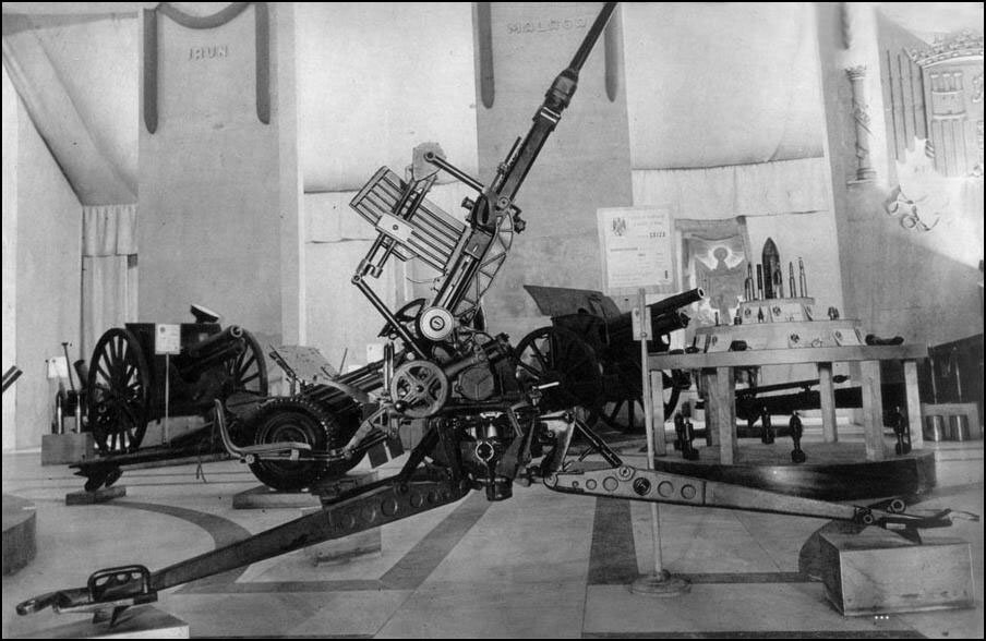 20 мм пушка "Örlikon Tуpe 1S" на зенитном лафете "4JLaS", захваченная националистами у республиканцев, на выставке трофейного вооружения в городе Сан-Себастьян в 1938 году.