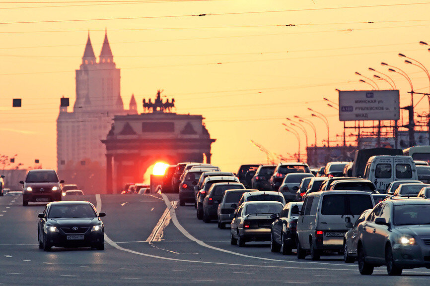 Все едут в большие города. Дороги Москвы. Поток машин. Пробки в Москве. Поток машин в городе.