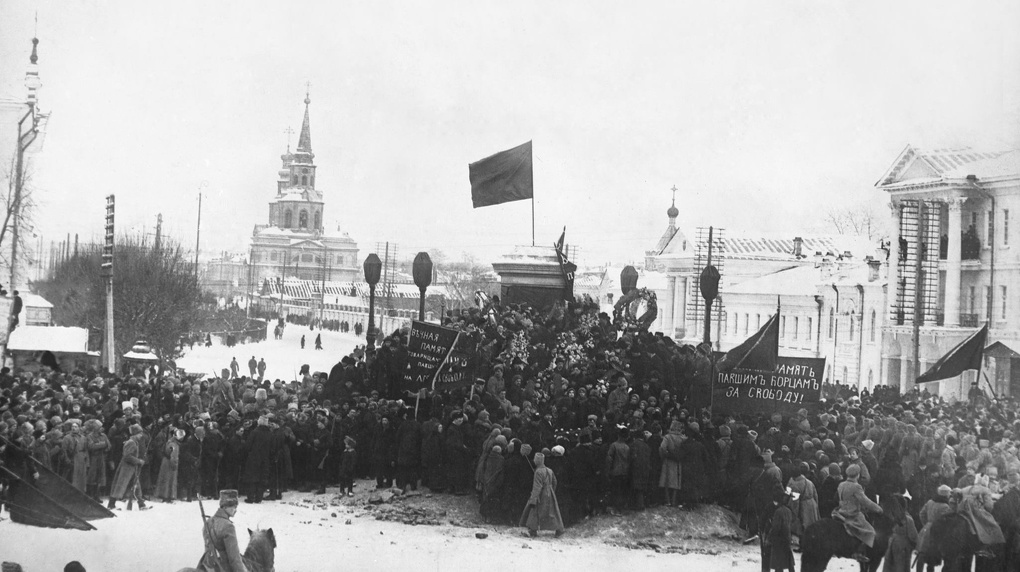 Почему цветом коммунистической революции стал красный? | Русская ...