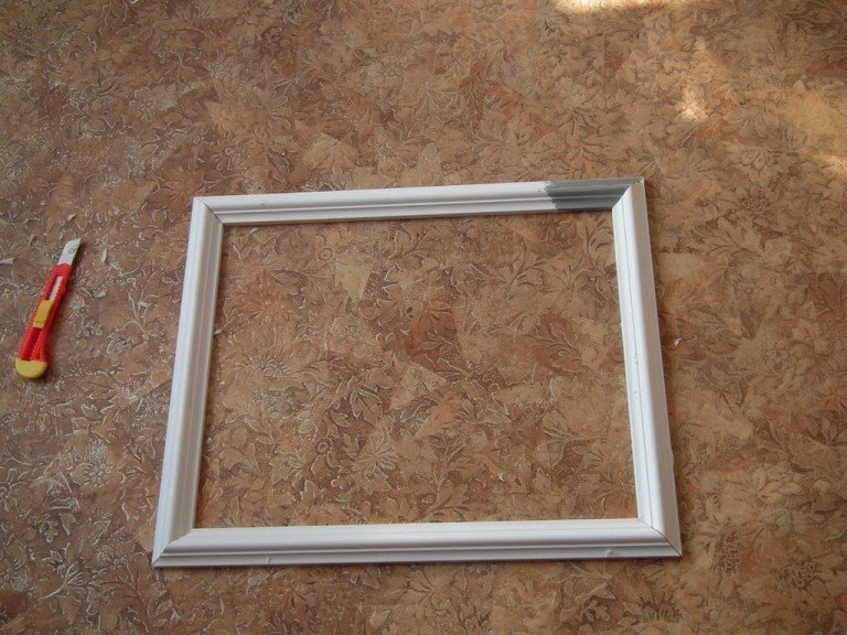 Как сделать рамку для зеркала из потолочного плинтуса