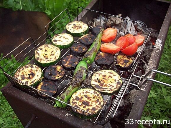 Как запечь овощи на костре. Овощи на мангале. Аджапсандал на костре на мангале. Овощи на костре на решетке. Запечённые овощи на мангале по армянски.