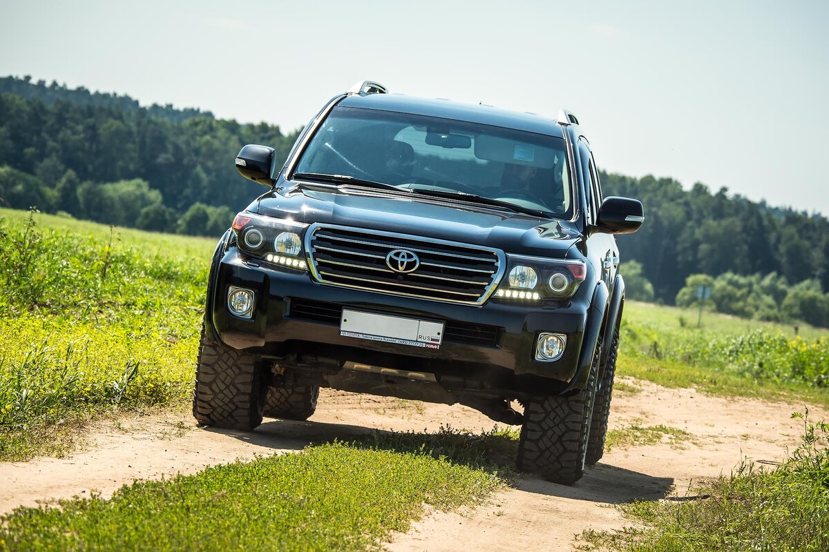 Toyota Land Cruiser 200 off Road Tuning