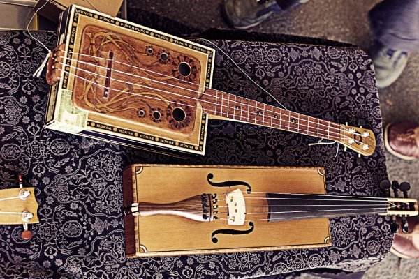 Cigar box fiddle and guitar / (фото: Jon Callas)