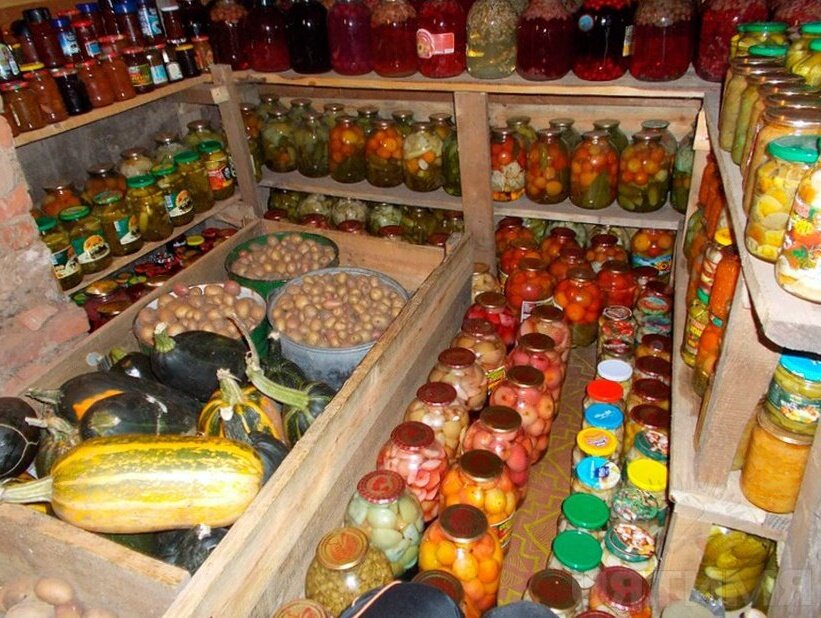 Вроде все на своих местах: красота и порядок! Но вот баночки на полу помешают пройти к дальним стеллажам и картофелю. 