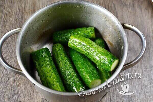 Как малосолить огурцы в кастрюле. Малосольные огурцы быстрого приготовления. Малосольные огурцы в кастрюле. Помолосолить огурцы в кастрюле. Малосольные огурцы.