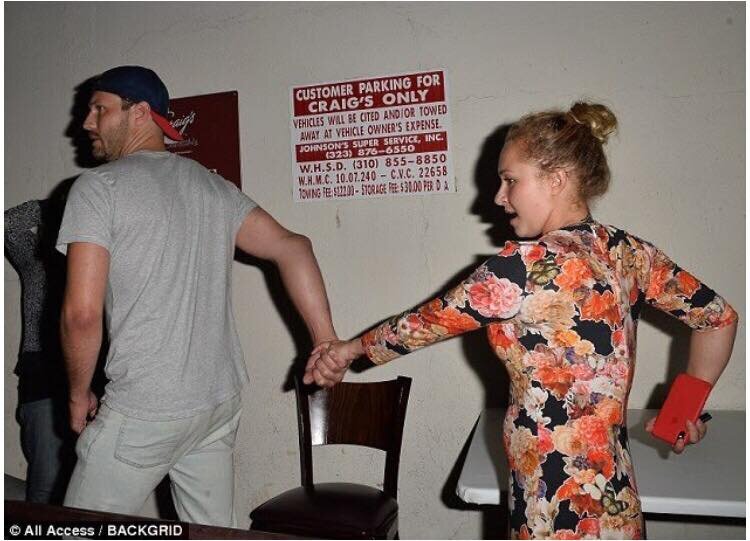  Как уже сообщалось ранее, Владимир Кличко и Хайден Панеттьери расстались после 9 лет отношений. И пока никаких официальных заявлений экс-возлюбленные не делали, хотя новые фото американской актрисы с неизвестным мужчиной, который нежно держит ее за руку говорят о многом... 