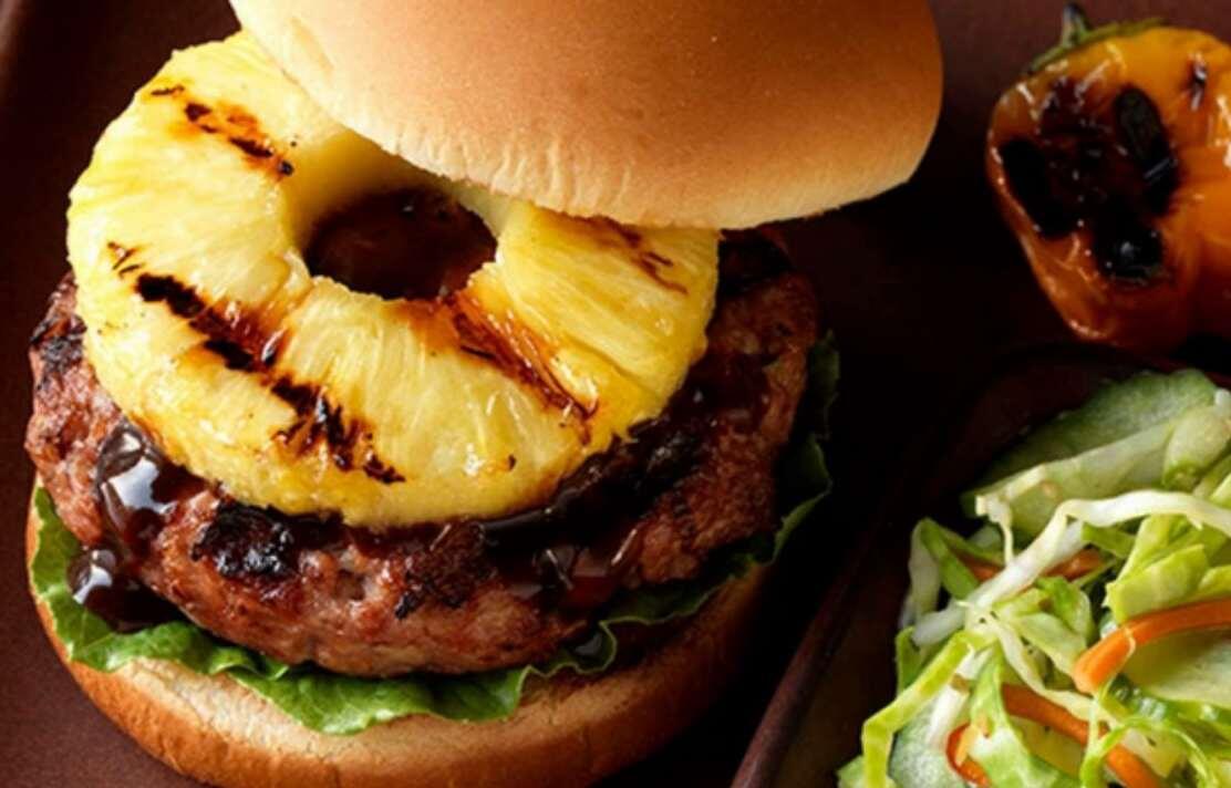 сочетание ананаса и мяса в бургере.