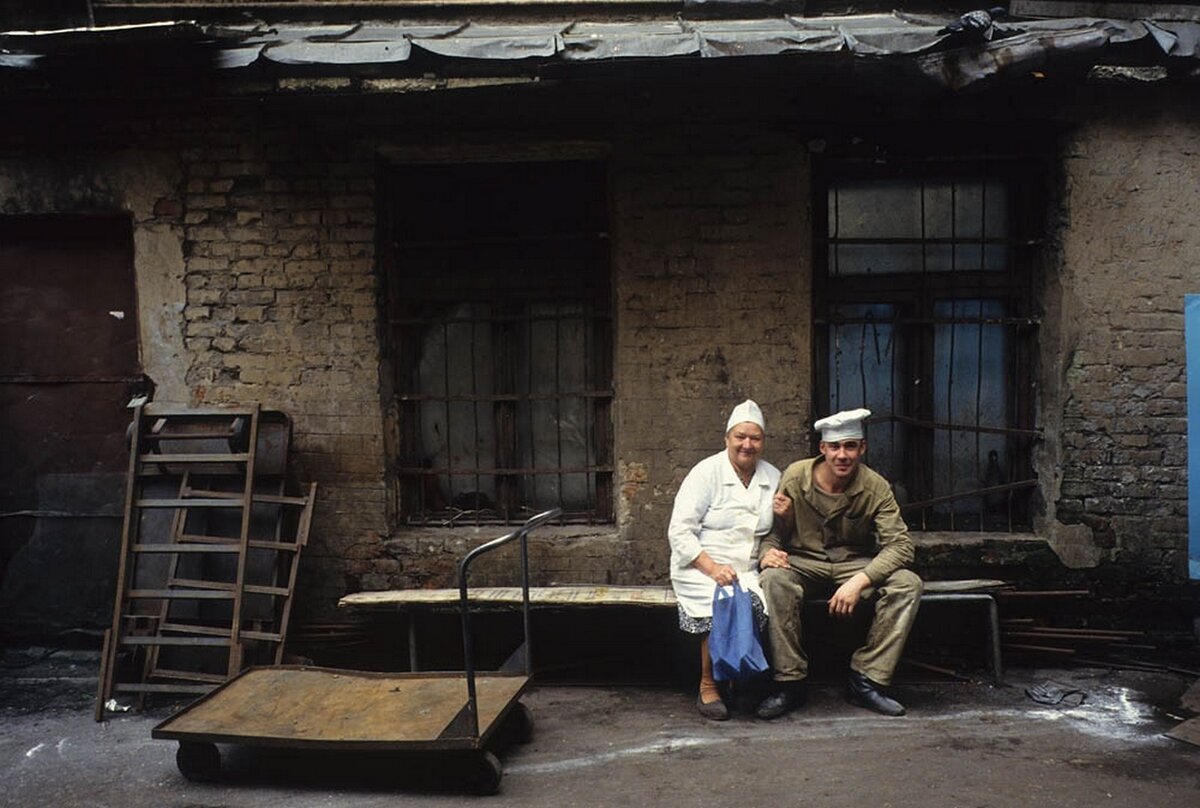 Стоп снято 2 фотограф ссср читать полностью. Жан Поль Гийото снимки СССР. Двор Россия 90е. Разруха СССР. Быт в 90-е годы.