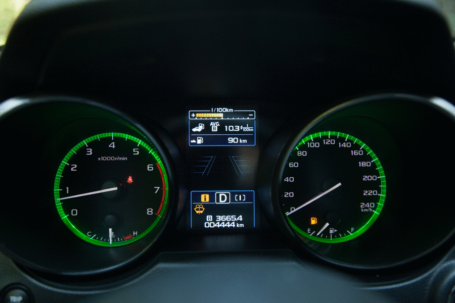 Цвета колец панели приборов меняются в зависимости от выбранного режима езды. Так же можно самому изменять вечернюю иллюминацию. 