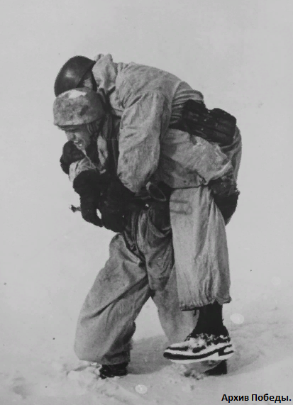 толик тащит тело.