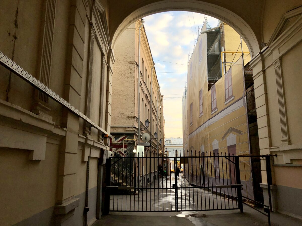 Дом 13 строение 2 (доходный дом Лобозева) построен известным архитектором и домовладельцем начала XX века Э. К. Нирнзее.