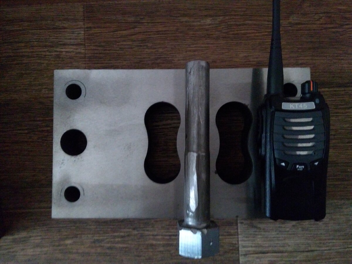   Когда я пришел в Службу безопасности, как и многие мои коллеги, считал, что эта тема давно изучена, работа выстроена, написаны учебники. Как и многие другие считал, что этой работой может заниматься любой более или менее подготовленный оперативный сотрудник. Однако по истечении 6-и лет, я пришел к выводу, что мягко говоря заблуждался и настал момент поделиться своими мыслями с коллегами. Кроме того мои рассуждения и наблюдения могут быть интересными тем, кто только задумывается о создании службы безопасности. Ряд вопросов я постараюсь осветить, ряд умышленно оставлю в виде тезисов. По дальнейшей реакции на выдвинутые тезисы, я оценю целесообразность продолжения публикаций, интерес к данной теме.                                           1. Немного о себе.
-  Я являюсь пенсионером силовых структур. Большую часть времени прослужил в уголовном розыске, от оперуполномоченного до руководителя подразделения. Ушел в звании   подполковника, в должности начальника отдела. 
-  В службах безопасности работаю более пяти лет.
	Однозначно на гражданке мне повезло в  плане накопления опыта по организации Службы безопасности по ряду сложившихся обстоятельств. 
В отличии от многих своих собратьев, отслуживших положенный срок в правоохранительных органах, принявших решение продолжить деятельность в службе безопасности, которые пришли в ранее сформированные подразделения с установленными правилами, выработанными тактиками, мне посчастливилось приобретать опыт с «нуля» на своих пробах и ошибках.  Свою деятельность я начал в торговой компании с международными связями. Наши партнеры находились как в ближнем, так и в дальнем зарубежье.  Бизнеспроцессы набирали обороты. Компания нуждалась в защите. Повезло мне в том, что Службы безопасности в этой Компании до меня не было, я организовывал ее с «НУЛЯ». За три года был разработан и внедрен  ряд основополагающих документов, в частности «Положение о конфиденциальной информации (Коммерческой тайне). Я благодарен  директору, за то что мне была предоставлена полная свобода действий по всем направлениям организации СБ. В помощь был работоспособный коллектив финансовой служб, которые имели общую цель : оптимизация и оперативный контроль всех процессов.  И конечно достаточно квалифицированные специалисты в области ИТ. Стоит отметить, что в доступных источниках мне легко удалось найти ответы на возникающие вопросы, многие делятся своими наработками. Кроме того,  в торговых организациях накоплен хороший опыт в данном направлении деятельности. Возможно, что Предприниматели при открытии своих Компаний, изначально беспокоились о недопущении потерь. 	
Теперь к основному вопросу:
	В начале 2017 года мне предстояло организовать службу безопасности на одном уникальном Предприятии. Деятельность связана с металлообработкой. Историю завод начинает с 40-х годов 20-го века. Коллеги меня поймут, почему я сказал, что мне ИМЕННО ПОСЧАСТЛИВИЛОСЬ.
Как специалисту (коим я себя считаю), очень интересная площадка для изучения и реализации своих навыков и наработок. Основной интерес заключается в том, что подобных предприятий с подобными проблемами на территории нашей необъятной Родины огромное количество, и обобщенного опыта по их преодоления  не очень много (по крайне мере по сравнению с торговыми Компаниями). 
Теперь подробнее о самом «объекте»: крупнейший в регионе  производитель инструмента и оснастки промышленного назначения и нестандартного оборудования. Если очень примитивно описывать возможности завода, то без преувеличения могу сказать, что на описываемом  заводе оборудование позволяет изготовить средний самолет, трактор, стиральную машинку и т.д.
Теперь, можете себе представить на сколько интересен завод в плане изготовления чего-либо «мимо кассы».
	Каково будет удивление моих коллег из торговых сетей, когда узнают что завод в течении десятилетий имел трое транспортных ворот, которые были отрыты настежь все эти годы. Пропустим, сколько было здесь пешеходных входов-выходов.
Какие стояли задачи на первоначальном этапе:
-Упорядочить, взять под контроль движение ТМЦ. 
-Установить систему видеонаблюдения  (вернее реконструировать имеющуюся)
-Исключить доступ посторонних на завод. 
	Учитывая размеры здания, количество всяческих ворот, дверей ходов и лазов, а так же число работников и не совсем, снующих по заводу и во все эти ходы-выходы, перечень мероприятий для наведения порядка, задумавшим эту работу казался исчерпывающим. 
	Стоит отметить особую заинтересованность в этой деятельности директора завода (не является собственником), который был изначально инициатором организации службы безопасности. При его активном  содействии в течении трех-четырех месяцев на заводе появились:
1. Электронная проходная.
2. Дежурная комната, оборудованная достаточно серьезно.
     3.Установили автоматические ворота для транспорта с управлением как из из     дежурной комнаты, так и при помощи носимого пульта.                                                                        4. Разработана и внедрена инструкция по пропускному режиму, различные рабочие инструкции, регламентирующие ежедневную деятельность.
-Установлен перечень документов, на перемещение ТМЦ.
-Внедрено 100% фотографирование всех ввозимых-вывозимых ТМЦ.
-По окончанию каждой смены все фотографии ввозимых-вывозимых ТМЦ помещаются в папку на Сервере «ФОТО ПО ДНЯМ»
В случае необходимости, можно идентифицировать  Ввозимые-вывозимые ТМЦ по имеющимся фотографиям.
-Силами дежурных вахты осуществляется контроль сохранности оборудования, находящегося на консервации,
-Контроль качества приема оборудования дежурными электриками.
-Составляются отчеты по опоздавшим и преждевременно покинувшим рабочее место.
- Выявляются случаи оставления не выключенными электроприборы (освещение). Так же случаи оставления не запертыми помещений.
Фотофиксация осуществляется как вручную, так и автоматически.
Работа дежурной смены организована по дифференцированному графику:
Основной сотрудник работает по графику сутки через трое. При увеличении количества отгрузок выводится дополнительный человек для осуществления одновременного отпуска ТМЦ через транспортные ворота и пешеходную проходную. В дни с массовым прибыванием гостей, работу по обеспечению безопасности осуществляются тремя сотрудниками. (Без остановки основной деятельности).

Что мы хотим от безопасности на предприятии
	В большинстве случаев, собственник (руководитель) предприятия понимая, что у него «течет» подходит к непростому решению об организации  Службы безопасности. Как правило, это какая- никакая охрана с привлеченными для этих целей бабушками-дедушками. Иногда отставными полицейскими, военными... Охрана, при должной ее организации приносит некоторые результаты, но не нужно забывать о том, что перечисленная выше категория работников в целом мало ориентирована на результат. Более того, в течении 2-3 месяцев вступают в дружбу с несунами и имеем дополнительные расходы на содержание  «охранной структуры», в замен не имеем ничего...
В двух словах: Необходимо организовать строгий учет на КПП движение ТМЦ, с неизбежным применением фотофиксации, по истечении рабочего дня (суток) производить сверку полученной с КПП информации, с бухгалтерскими данными по поступлениям и реализациям. В идеале, отчет интегрируется  в 1С, с возможностью автоматической сверки с поступлениями и реализациями. В случае нестыковок, в течении суток не сложно изучить фотографии, просмотреть запись с камер видеонаблюдения.  Скорее всего при такой системе контроля и учета максимум что может случиться это чья либо ошибка в документировании движения ТМЦ, которую не сложно исправить в течении короткого времени.
Для тех кто проходил подобный путь я не открою тайны, о том что после наведения вышеописанного порядка, Вы получаете большое удовлетворение от проделанной работы, внедренных правил, но финансовый результат особо не порадует. В лучшем случае радовать будет не долго. Стоит признать, что в наследие от Советского прошлого многим достались бывалые бабушки бухгалтеры, которые с большим энтузиазмом, авторитетно обучают молодых сотрудников эффективным «системам учета», которые и добивают Предприятия. Руководители не видят истинное положение дел, не могут оперативно влиять на ситуацию. С пролетарским размахом в конце месяца героически собирают сведения о расходах, поступлениях реализациях и тд.... В такой ситуации ушлые менеджеры, мягко говоря, пользуются ситуацией. Малоквалифицированные, ленивые менеджеры  закупки  осуществляют с нарушением сроков (срыв отгрузок),  не производят мониторинг поставщиков по критериям качества, цены, сроков поставок и тд. На склад поступают «немного не те» комплектующие на которых не совпадает «всего одна буква или цифра», Таким образом возникает пересортица комплектующих, что ведет с увеличению себестоимости заказа, что в последствии не покрывает цены реализации изделия.
Коротко говоря, избежать подобных ситуаций возможно, лишь применяя схему по которой сотрудник отдела закупа в 1С создает документ «заказ поставщику», на основании этого заказа производится оплата (в идеале через операцию «заявка на расходование денежных средств»).  Соответственно, работник распределительного склада (склад прихода) при поступлении товарной позиции, выбирает в документах «товар в пути» необходимую номенклатурную позицию, при этом кладовщик имеет возможность досконально сверить заказанную позицию как с сопроводительными документами, так и с маркировками изготовителя. Соответственно оприходование поступившей позиции происходит автоматически, путем нажатия одной кнопки.
Возникает вопрос: какое отношение все это имеет к безопасности?
Ответ прост: Исключается возможность недовоза товара. Т.е, когда бухгалтер по материалам приходует поступивший товар по предоставленным накладным, он не видит товара, не знает точно есть он на складе или нет. В случае поставки недобросовестным поставщиком возникает делема целесообразности претензионной работы. Контроль за процессом лежит на руководителе предприятия. До того момента, пока он не забудет. А менеджер менеджера всегда поймет и простит. Да и с предприятия не убудет.
Ну и второй ответ на  вопрос  отношения  к безопасности: все мы, в том числе безопасники получаем заработную плату из одного общего кошелька.
Вернемся к «настоящей теме»: кражи, совершаемые работниками. 
Разберем банальную ситуацию: Токарь, изготовил некий вал «на лево». Мы получили информацию (на заводе нет тайн), Силами 2-3 безопасников несколько дней выслеживаем «негодяя», ждем время «Ч»,  для поимки с поличным, ловим...
Что в итоге: 
Вариант 1. В душещипательной беседе Директор Иван Иваныч лечит токаря дядю Васю, тот (дядя Вася) кается, говорит что у него маленькая зарплата, большая ипотека.... И заработать с вала он хотел тыщ 3-5....  Токарь дядя Вася прощен, обещает  Директору Иван Иванычу больше так не делать, говорит что следующие лет десять он будет работать еще лучше, включая выходные и сверхурочные, а  Директор Иван Иваныч подумав на досуге, пришел к выводу, что сам виноват, что Токарь дядя Вася  получает не достаточно и не плохо было бы ему добавить к зарплате...
Вариант 2. Токарь дядя Вася не  прощен. Вызываем полицейских. Они увозят дядю Васю с валом (вещдок как никак). Самый главный безопасник несколько дней возит в полицию справки, заявления пояснения. Уходит на это дней 7-8. В итоге ущерб для Предприятия незначительный. Кроме стоимости заготовки мы ничего не сможем заявить в ущербе. Результат: отказной материал. Вал пропадает в полиции.
Потрачено: зарплата трех безопасников за три дня на выслеживание. Зарплата главного безопасника в течении семи дней на сбор справок и предоставление их в полицию. Еще топливо и амортизация служебного авто. Работа бухгалтера на составление справок, в ущерб основной работе.
Я совсем не агитирую не заниматься вышеописанной работой, но ее я воспринимаю как итог плохой работы службы безопасности, допустившей такой исход событий. Умышленно не заостряю внимание на непосредственных руководителях дяди Васи. Это другая история.
	Если подойти к ситуации с иной стороны, дядя Вася мог быть не один в своих соисканиях дополнительного дохода.  Если их было 3-5 одновременно, то при таком подходе к проблеме безопасников необходимо задействовать кратно количеству недобросовестных работников. А это уже ни какой бюджет не потянет.
	Конечно нужен комплекс мероприятий по недопущению подобных  ситуаций. Работа кропотливая, не имеет эффекта красивого задержания с засадой и преследованием. 
Первое с чего необходимо начать, это сделать серьезный шаг к учету ТМЦ между участками, работниками. 
	Интересно, у кого нибудь возник вопрос в истории про «Дядю Васю»: где он взял заготовку для вала, который зашабашил?
Если есть такие люди, это мои единомышленники. При нормальной системе учета материалов, дяде Васе попросту не из чего будет делать левый вал. Странное дело. В торговле давно научились это делать. На производстве этот процесс идет очень медленно. Не редкость, когда материалы на конкретные изделия списывает некая тетя. Которая видела последний раз заготовку в своем комсомольском прошлом. А теперь у нее давно вместо комсомольского билета в кармане лежит не менее почетное удостоверение ветерана труда. Ни коим образом не хочу кого то обидеть, или уменьшить заслуги старшего поколения. Но свои трудовые подвиги они совершали совсем в другое время. Слово рентабельность им совсем не знакомо.

2. Безопасник кто это такой?

	Вернемся к моменту, когда на предприятии возникает вопрос создания службы безопасности. Если необходимо закрыть периметр, как вариант это заключение договора с ЧОПом.  Как определить его дееспособность писать пока  не буду. 
Сложнее, когда к вопросу есть желание подойти глубже.  Здесь нужно понять что мы хотим от этой службы, какие задачи хотим ей поручить. Если созрели к тому, что необходима комплексная система безопасности, то совершенно нельзя исключать кадровую безопасность, введение режима по соблюдению Коммерческой тайны. Эти вопросы требуют очень тщательного и деликатного подхода, но при их игнорировании все вынесенные валы всеми дядями Васями ничего не значат в денежном эквиваленте. Повторюсь, ни в коем случае нельзя игнорировать эту работу. 
Теперь о главном. С чего начинать? Вернее с кого?
При всем уважении к своим бывшим коллегам, с пенсионными удостоверениями, серьезным оперативным опытом, готовых безопасников среди них нет. Мои бывшие коллеги очень хорошо умеют выслеживать и ловить дядю Васю с краденным  валом. Вопросы товарного движения, организация складского хранения, договорная работа, методика выявления сговоров среди  менеджеров различных компаний и многого другого в уголовном кодексе ничего не написано. Следовательно им ничего не известно. Учиться поздно да и нет желания, многим не позволяют амбиции. Он же сидел в кабинете, имел волгу, которая его возила на обед и совещания. Компьютер в его кабинете появился когда его заставили «сверху» или стыдно стало его не иметь. Такая категория «полицейских функционеров» при наличии серьезного арсенала оргтехники, требуют от подчиненных справки и доклады исключительно на бумаге. Толпы изготовителей справок и докладов сидят у них в приемных, «отрабатывают  деньги налогоплательщиков». Мало кто из описанной категории готов и способен учиться. Можно легко представить лицо такого "специалиста", который впервые видит многочисленные строчки 1С, ну очень сложно ему представить что вся жизнь и движуха между этих строчек, а не в засадах и приемных.
	Понимаю что мысли не закончены. Это сделано специально. При наличии, единомышленников будет что обсудить.
И еще. Не вижу смысла в службах безопасности в виде лысых братков из 90х.
Нужно идти в сторону Службы предотвращения потерь. В идеале установить допустимый % потерь (они возникают как в результате воровства, в широком смысле слова, так и в результате технологических   процессов). Далее, проводить кропотливую ежедневную работу по сведению возникающих потерь к установленному % .
	 
	 Что касается дальнейших планов работы на описанном Предприятии:
Продолжить работу по выстраиванию учетной дисциплины.
Кадровая безопасность, 
Введение режима по соблюдению Коммерческой тайны.
Еще одна мечта:-Инвентаризационная группа