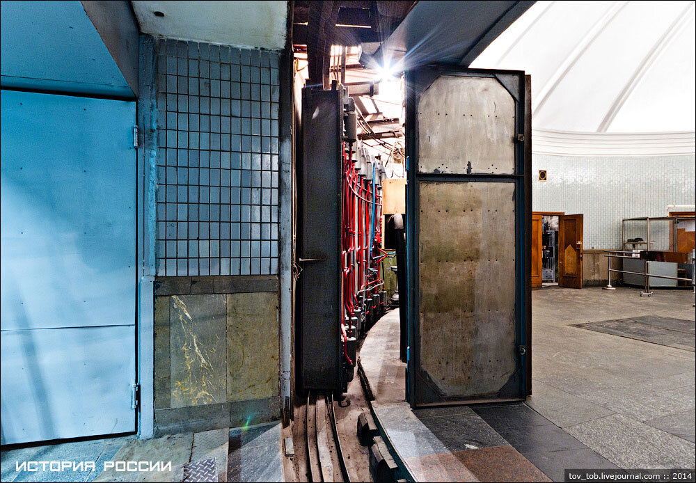 Гермозатвор сработал на арбатской. Станция метро красные ворота вестибюль. Гермоворота в метро москвы. Гермозатвор сработал на арбатской. Гермозатвор московского метро.