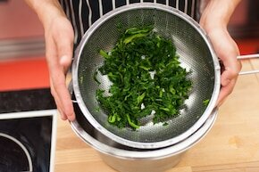 Шаг 1 Шпинат  вымойте. 