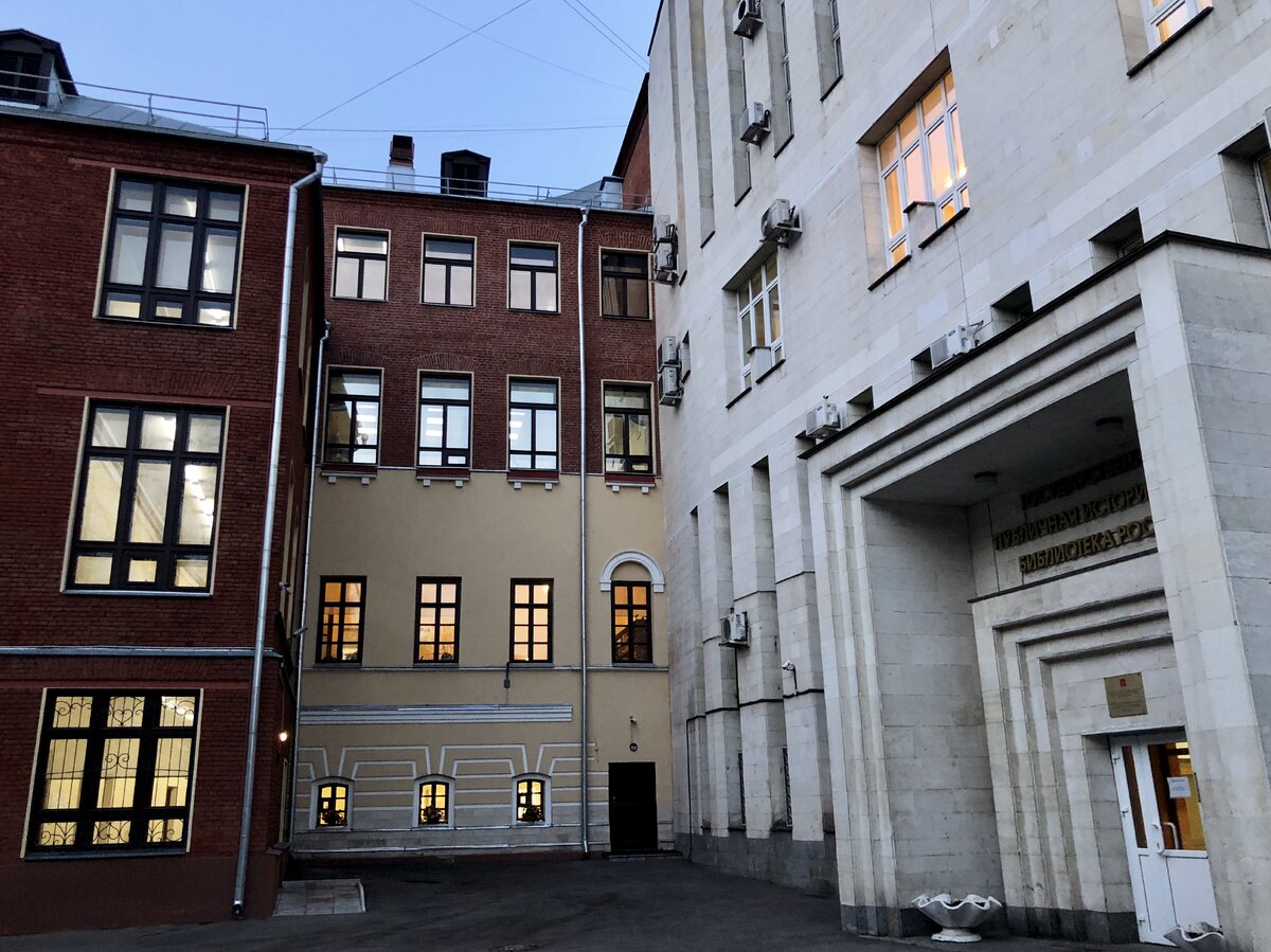 Окна на втором этаже — бывшая мраморная гостиная, теперь здесь читальный зал.  Дом был так сильно перестроен, что сотрудники библиотеки, открытой в здании школы Вспомогательного общества купеческих приказчиков в 1938 году, не сразу распознали в нём старинную усадьбу.